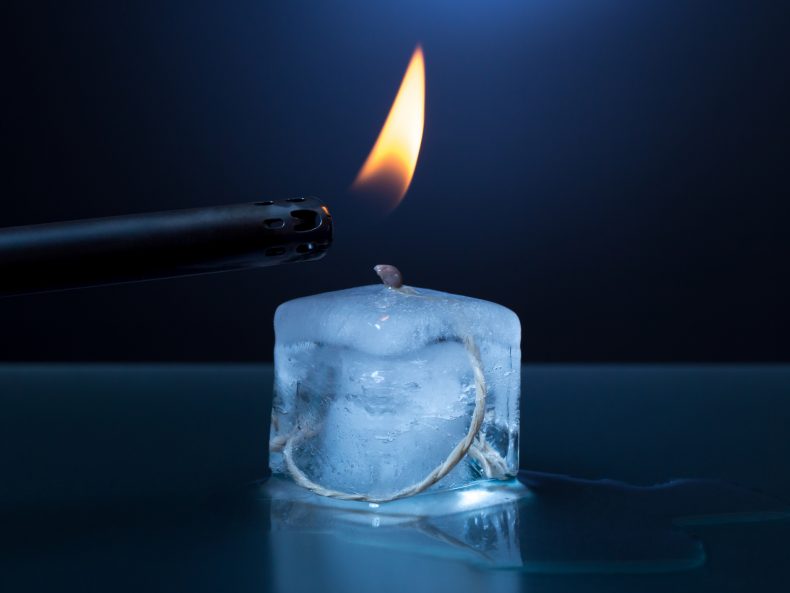 Kerze die Eiswürfel auftaut