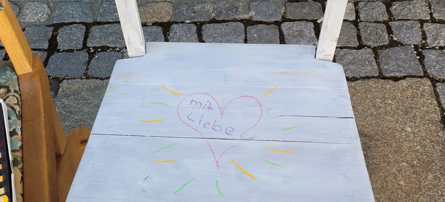 weißer Stuhl mit Herz